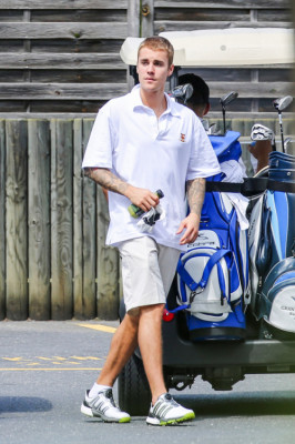 06.12 | Justin Bieber é visto jogando golfe na Suíça
