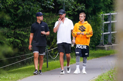 06.12 | Justin Bieber é fotografado na Suíça