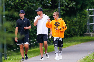 06.12 | Justin Bieber é fotografado na Suíça