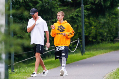 06.12 | Justin Bieber é fotografado na Suíça