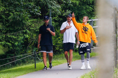 06.12 | Justin Bieber é fotografado na Suíça