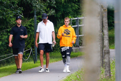 06.12 | Justin Bieber é fotografado na Suíça