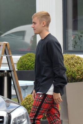 22.06 | Justin Bieber é fotografado em Kildare, Irlanda