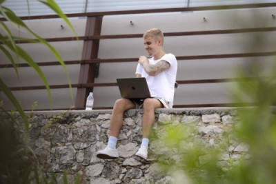 24.06 | Justin Bieber é fotografado em Saint-Tropez, França