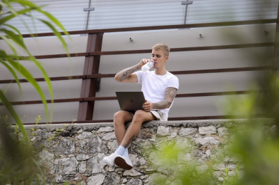24.06 | Justin Bieber é fotografado em Saint-Tropez, França