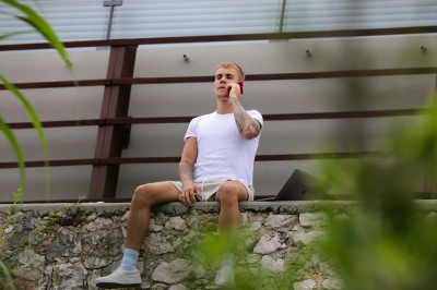 24.06 | Justin Bieber é fotografado em Saint-Tropez, França