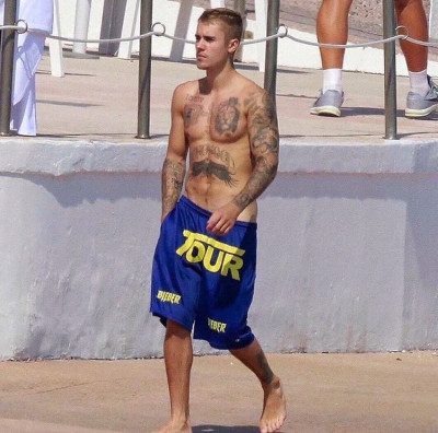28.06 | Justin Bieber é fotografado na praia em Mónaco, Europa