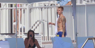 28.06 | Justin Bieber é fotografado na praia em Mónaco, Europa