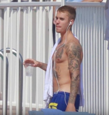 28.06 | Justin Bieber é fotografado na praia em Mónaco, Europa