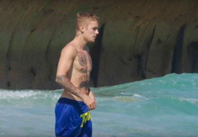 28.06 | Justin Bieber é fotografado na praia em Mónaco, Europa