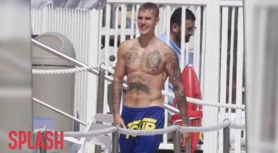 28.06 | Justin Bieber é fotografado na praia em Mónaco, Europa