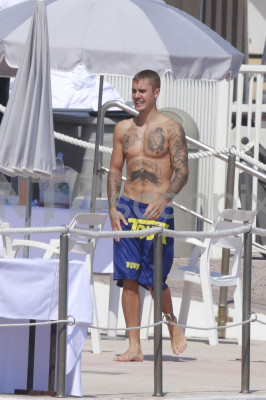 28.06 | Justin Bieber é fotografado na praia em Mónaco, Europa
