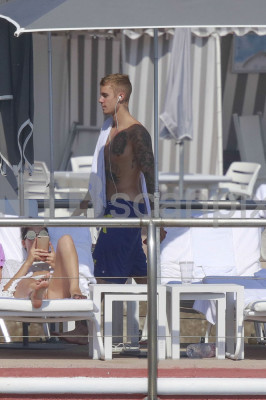 28.06 | Justin Bieber é fotografado na praia em Mónaco, Europa