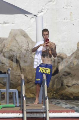 28.06 | Justin Bieber é fotografado na praia em Mónaco, Europa
