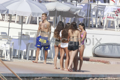 28.06 | Justin Bieber é fotografado na praia em Mónaco, Europa