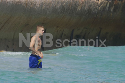 28.06 | Justin Bieber é fotografado na praia em Mónaco, Europa