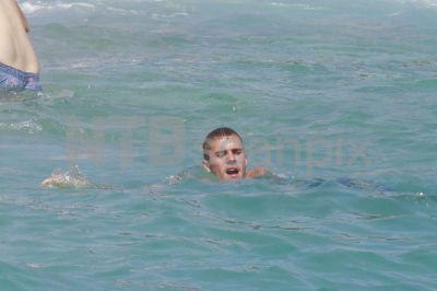 28.06 | Justin Bieber é fotografado na praia em Mónaco, Europa