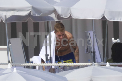 28.06 | Justin Bieber é fotografado na praia em Mónaco, Europa