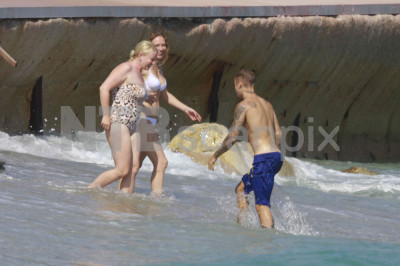 28.06 | Justin Bieber é fotografado na praia em Mónaco, Europa