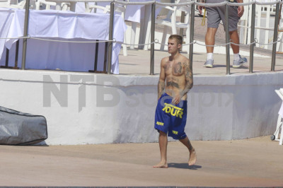 28.06 | Justin Bieber é fotografado na praia em Mónaco, Europa