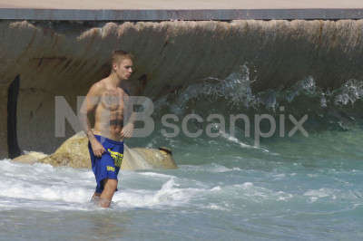 28.06 | Justin Bieber é fotografado na praia em Mónaco, Europa