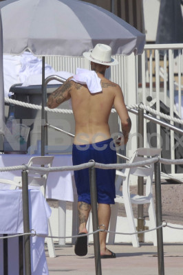 28.06 | Justin Bieber é fotografado na praia em Mónaco, Europa