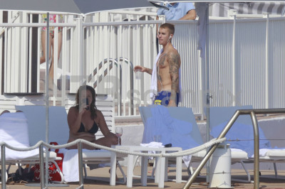 28.06 | Justin Bieber é fotografado na praia em Mónaco, Europa