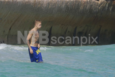 28.06 | Justin Bieber é fotografado na praia em Mónaco, Europa
