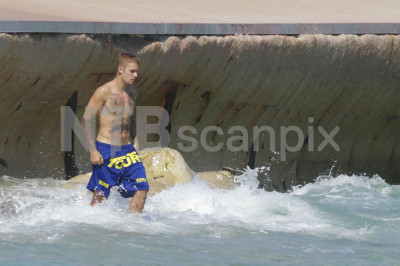 28.06 | Justin Bieber é fotografado na praia em Mónaco, Europa