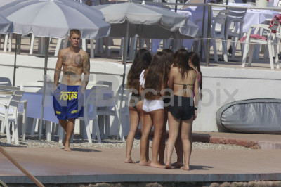 28.06 | Justin Bieber é fotografado na praia em Mónaco, Europa