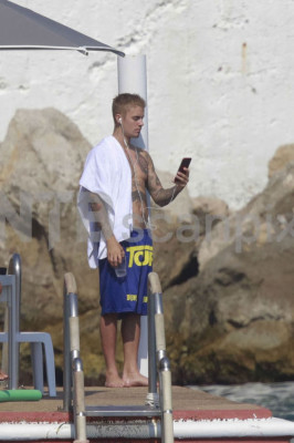 28.06 | Justin Bieber é fotografado na praia em Mónaco, Europa