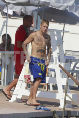 28.06 | Justin Bieber é fotografado na praia em Mónaco, Europa