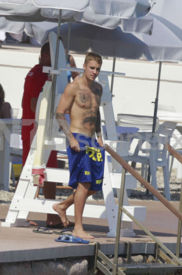 28.06 | Justin Bieber é fotografado na praia em Mónaco, Europa