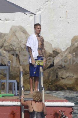 28.06 | Justin Bieber é fotografado na praia em Mónaco, Europa