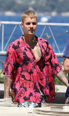 29.06 | Justin Bieber é fotografado em Saint-Jean-Cap-Ferrat, França