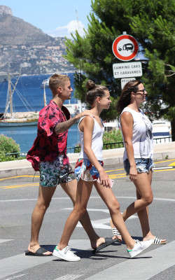 29.06 | Justin Bieber é fotografado em Saint-Jean-Cap-Ferrat, França