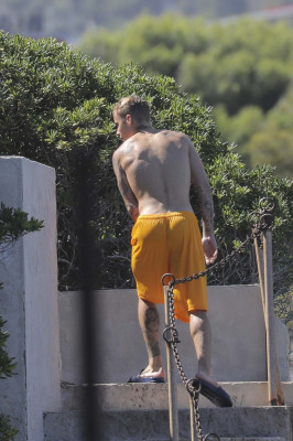 29.06 | Justin Bieber é fotografado em Saint-Jean-Cap-Ferrat, França