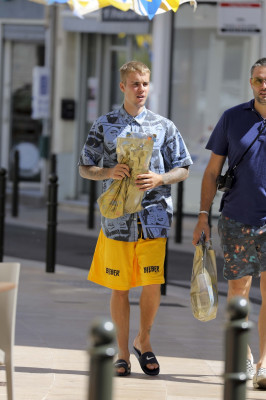 29.06 | Justin Bieber é fotografado em Saint-Jean-Cap-Ferrat, França