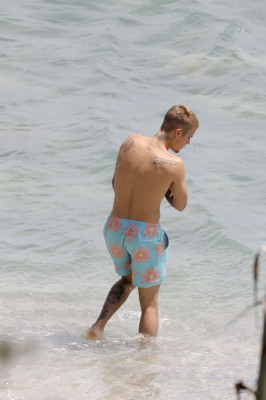 30.06 | Justin Bieber na praia em Saint-Jean-Cap-Ferrat, França