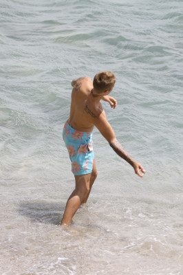 30.06 | Justin Bieber na praia em Saint-Jean-Cap-Ferrat, França