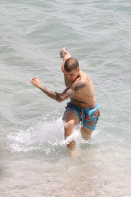 30.06 | Justin Bieber na praia em Saint-Jean-Cap-Ferrat, França