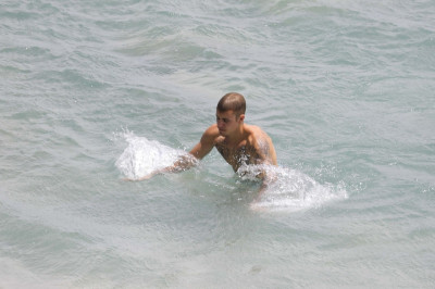 30.06 | Justin Bieber na praia em Saint-Jean-Cap-Ferrat, França