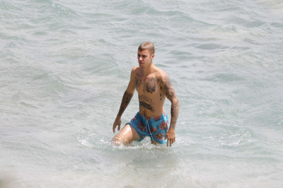 30.06 | Justin Bieber na praia em Saint-Jean-Cap-Ferrat, França