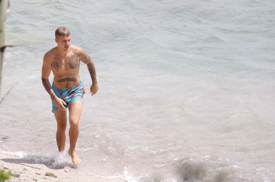 30.06 | Justin Bieber na praia em Saint-Jean-Cap-Ferrat, França