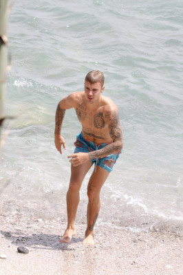 30.06 | Justin Bieber na praia em Saint-Jean-Cap-Ferrat, França
