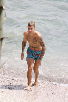 30.06 | Justin Bieber na praia em Saint-Jean-Cap-Ferrat, França