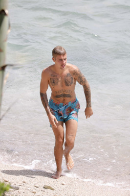 30.06 | Justin Bieber na praia em Saint-Jean-Cap-Ferrat, França