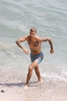 30.06 | Justin Bieber na praia em Saint-Jean-Cap-Ferrat, França