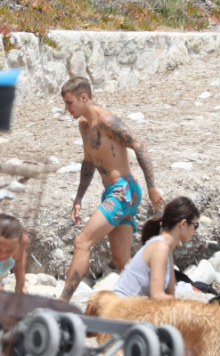 30.06 | Justin Bieber na praia em Saint-Jean-Cap-Ferrat, França