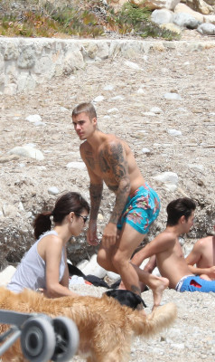 30.06 | Justin Bieber na praia em Saint-Jean-Cap-Ferrat, França